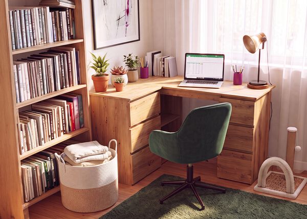 Bureau &agrave; domicile avec bureau d&rsquo;angle en bois, chaise de bureau ergonomique verte, ordinateur portable, biblioth&egrave;que, lampe de bureau et plantes d&rsquo;int&eacute;rieur, pour cr&eacute;er un espace de travail confortable et productif &agrave; la maison.