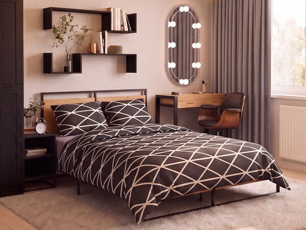 Chambre moderne avec un lit plateforme en m&eacute;tal noir et bois, habill&eacute; d'une parure de lit noire et blanche &agrave; motif g&eacute;om&eacute;trique, accompagn&eacute; d'une table de chevet assortie avec un r&eacute;veil au style vintage. Une grande armoire en bois fonc&eacute; se trouve &agrave; c&ocirc;t&eacute; d'&eacute;tag&egrave;res murales flottantes noires d&eacute;cor&eacute;es de livres, de plantes et d'objets d&eacute;coratifs. En face du lit, une coiffeuse minimaliste en bois avec une structure noire est associ&eacute;e &agrave; une chaise incurv&eacute;e en noyer et &agrave; un miroir ovale dot&eacute; d'un &eacute;clairage int&eacute;gr&eacute;. De longs rideaux gris du sol au plafond encadrent une grande fen&ecirc;tre qui baigne la pi&egrave;ce de lumi&egrave;re naturelle chaleureuse, tandis qu'un tapis moelleux couleur cr&egrave;me et un parquet en bois clair cr&eacute;ent une ambiance chaleureuse et contemporaine.