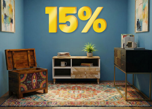 Banni&egrave;re publicitaire affichant une remise de &laquo; 15 % &raquo; en grands chiffres jaunes en 3D au-dessus d'une pi&egrave;ce moderne avec un tapis &agrave; motifs, un coffre de rangement et un buffet sur fond de murs bleus. Cliquez pour voir les produits de la collection.