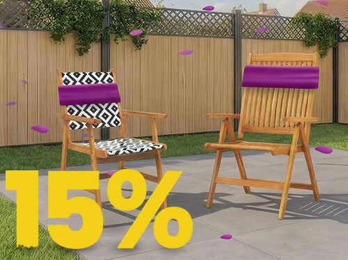 15 % de r&eacute;duction sur les si&egrave;ges d'ext&eacute;rieur ; deux chaises en bois avec coussins &agrave; motifs dans un jardin.
