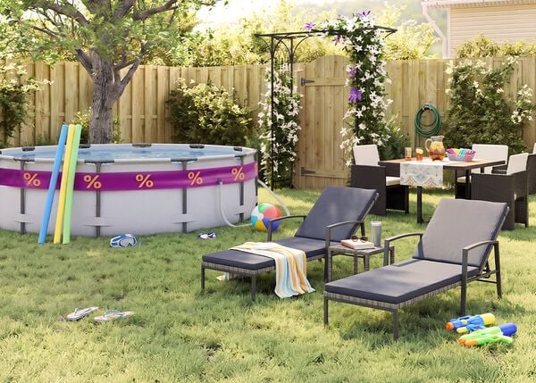 Jardin arri&egrave;re ensoleill&eacute; avec piscine hors sol, frites de piscine, lunettes de natation, ballon de plage et tongs dans l&rsquo;herbe. Deux transats noirs en m&eacute;tal avec coussins gris sont plac&eacute;s pr&egrave;s d&rsquo;une petite table d&rsquo;appoint, tandis qu&rsquo;un ensemble repas d&rsquo;ext&eacute;rieur avec fauteuils tress&eacute;s fonc&eacute;s se trouve pr&egrave;s d&rsquo;une pergola fleurie, d&rsquo;une cl&ocirc;ture en bois et de plantes de jardin.