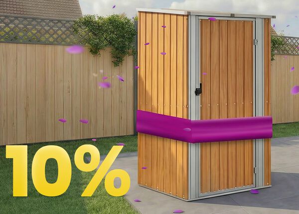 Abri de jardin en bois sous tonnelle sur terrasse ensoleill&eacute;e, entour&eacute; de fleurs et d&rsquo;une cl&ocirc;ture, avec banni&egrave;re promo printemps 10 %.