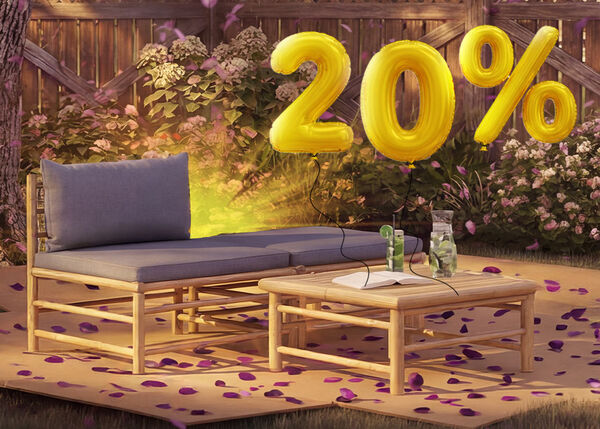 Fauteuils lounge d&rsquo;ext&eacute;rieur en rotin avec coussins et une petite table dans un cadre de jardin, d&eacute;cor&eacute;s de confettis roses et de ballons dor&eacute;s &laquo; 20 % de r&eacute;duction &raquo;, mettant en avant des offres saisonni&egrave;res sur les meubles lounge de jardin.