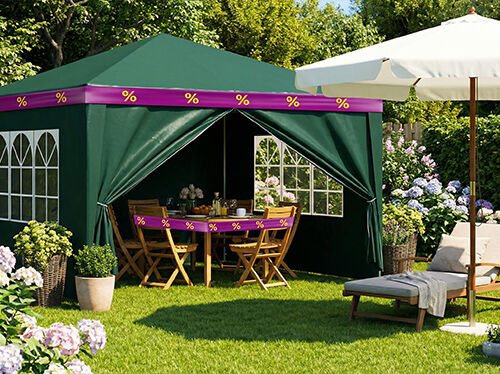 Tente de f&ecirc;te verte avec ensemble de salle &agrave; manger en bois &agrave; l&rsquo;int&eacute;rieur, envelopp&eacute;e de rubans promotionnels violets et jaunes, parasol et transat devant, dans un grand jardin. Cliquez pour voir les produits de l&rsquo;offre.
