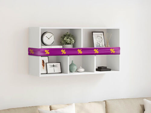 &Eacute;tag&egrave;re murale blanche avec accessoires et ruban violet affichant des ic&ocirc;nes de r&eacute;duction, dans un salon styl&eacute;. Cliquez pour voir les produits en promotion.