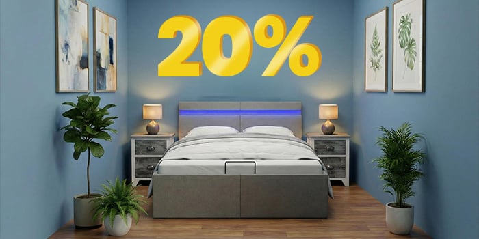 Bannière publicitaire affichant une remise de « 20 % » en grands chiffres jaunes en 3D au-dessus d'une chambre moderne avec un lit gris, des murs bleus et des plantes de chevet. Cliquez pour voir les produits de la collection.