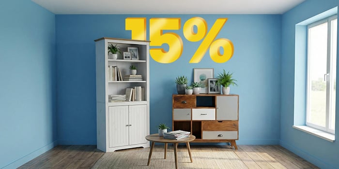 Bannière publicitaire affichant une remise de « 15 % » en grands chiffres jaunes en 3D au-dessus d'une pièce moderne avec une grande étagère blanche, un buffet en bois et une petite table basse ronde sur un tapis neutre. Cliquez pour voir les produits de la collection.