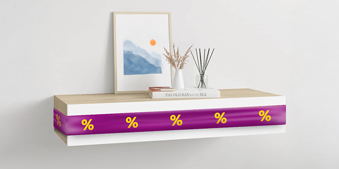 Étagère suspendue blanche avec ruban violet affichant des icônes de réduction, avec décorations dans une pièce stylisée. Cliquez pour commander les produits en promotion.