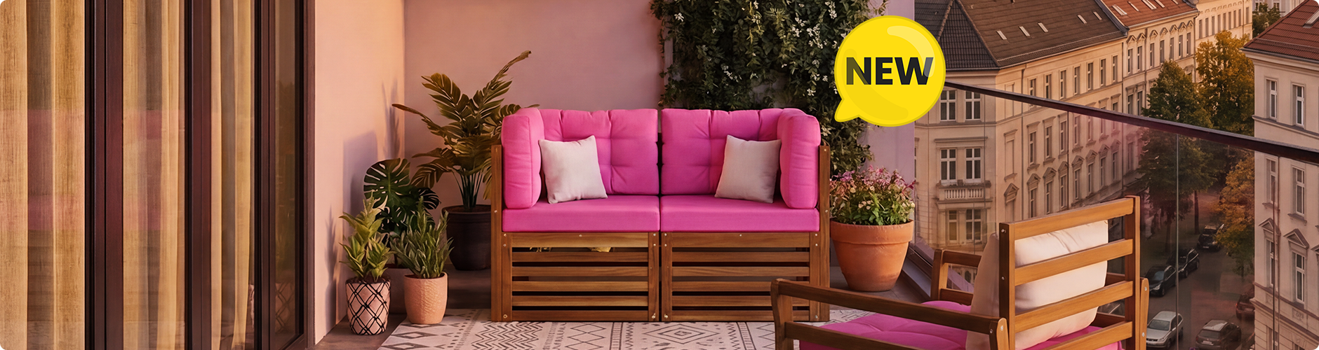 Nouveau canapé modulaire de balcon avec des coussins roses vifs et une structure en bois massif, aménagé sur un balcon urbain avec des plantes et une rambarde en verre, badge NEW affiché