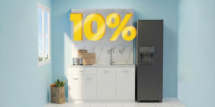 Bannière publicitaire affichant une remise de « 10 % » en grands chiffres jaunes en 3D au-dessus d'une cuisine moderne avec des meubles blancs, une crédence en marbre et un grand réfrigérateur noir sur fond de murs bleus. Cliquez pour voir les produits de la collection.