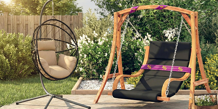  Lit balancelle en bois enveloppé d’un ruban promotionnel violet et jaune et fauteuil suspendu en métal en forme d’œuf sur une terrasse, avec fleurs et verdure à l’arrière-plan. Cliquez pour voir les produits de l’offre.