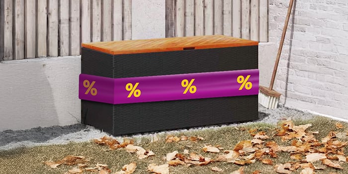 Boîte de rangement d'extérieur noire avec couvercle en bois et ruban violet affichant des icônes de réduction, dans un décor de jardin. Cliquez pour commander les produits en promotion.