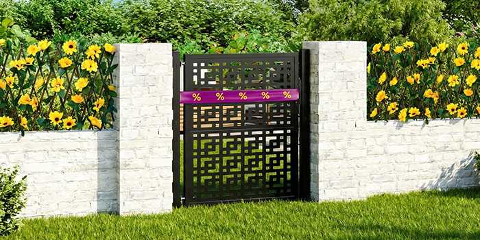  Portail de jardin en métal noir enveloppé d’un ruban promotionnel violet et jaune, encadré par une clôture en béton blanc avec fleurs et verdure à l’arrière-plan. Cliquez pour voir les produits de l’offre.
