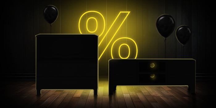  Commode et console TV noires avec des ballons noirs devant un panneau de pourcentage jaune vif sur un plancher en bois sombre.