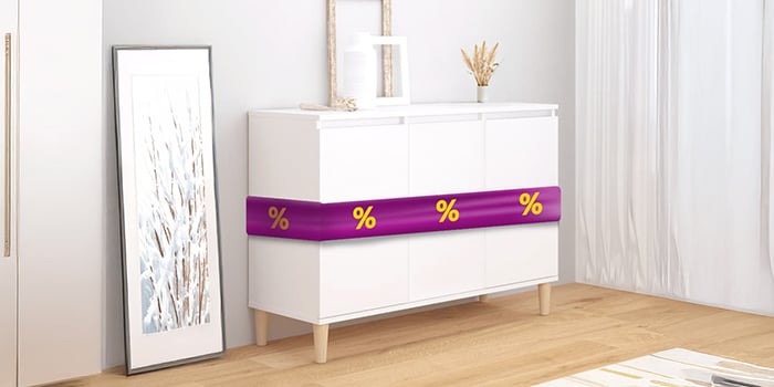 Buffet en bois blanc avec ruban violet affichant des icônes de réduction, à côté d'un tableau encadré, dans une chambre à coucher stylée. Cliquez pour commander les produits en promotion.