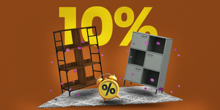 Bannière montrant deux bibliothèques, un tapis et un réveil avec un grand texte jaune « 10% ».