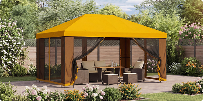 Tonnelle de jardin jaune avec rideaux en maille, abritant un salon de jardin avec table sur une terrasse, entouré de plantes en fleurs dans un cadre ensoleillé.